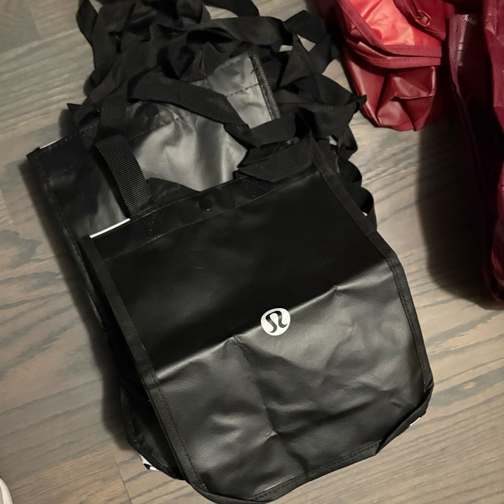 Lot 44 Lululemon athletica Black small shopping tote bags See
Photos/Deacription